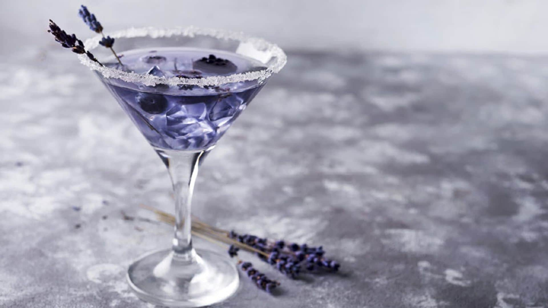 Cóctel de martini blanco con violeta y arándanos