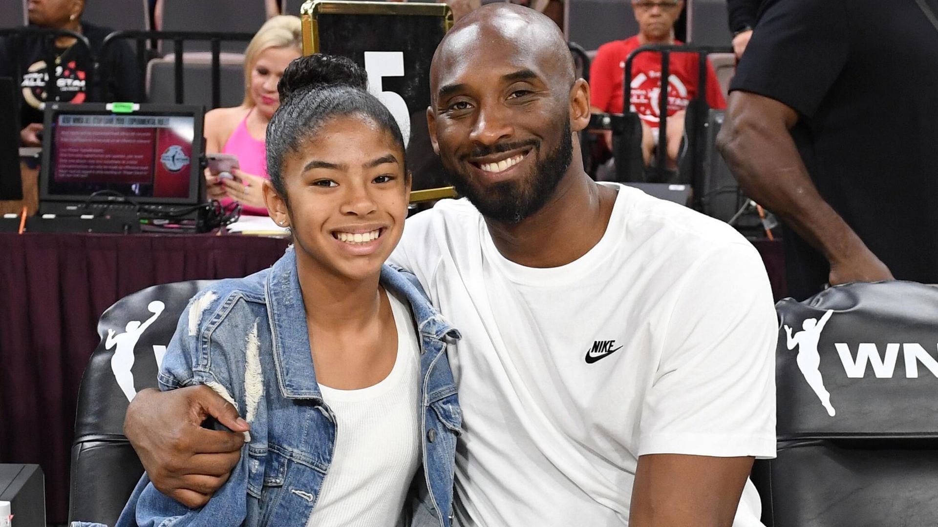 Artista rinde homenaje a Kobe Bryant y su hija ‘Gigi’ con escultura en el lugar donde se accidentaron