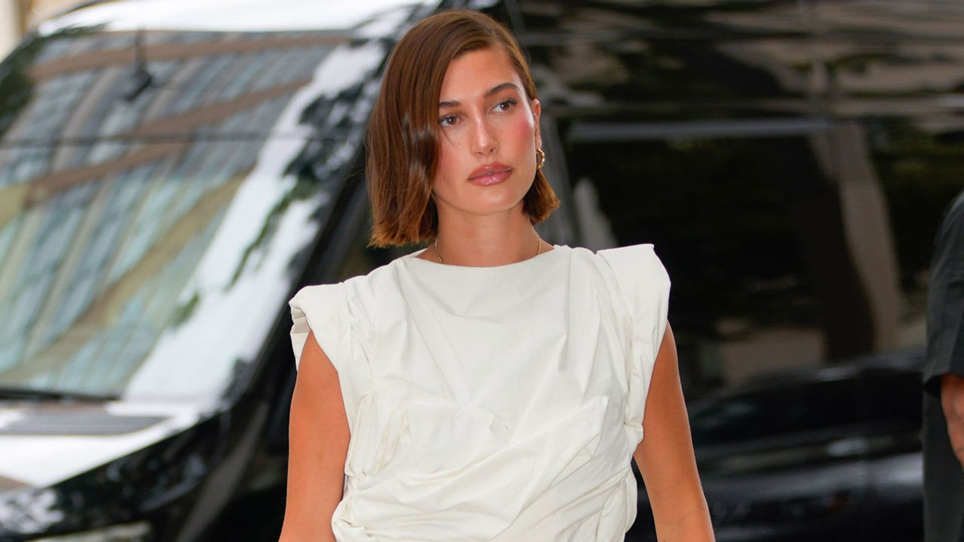 Hailey Bieber anuncia su embarazo con un entallado vestido de novia en clave 'boho'