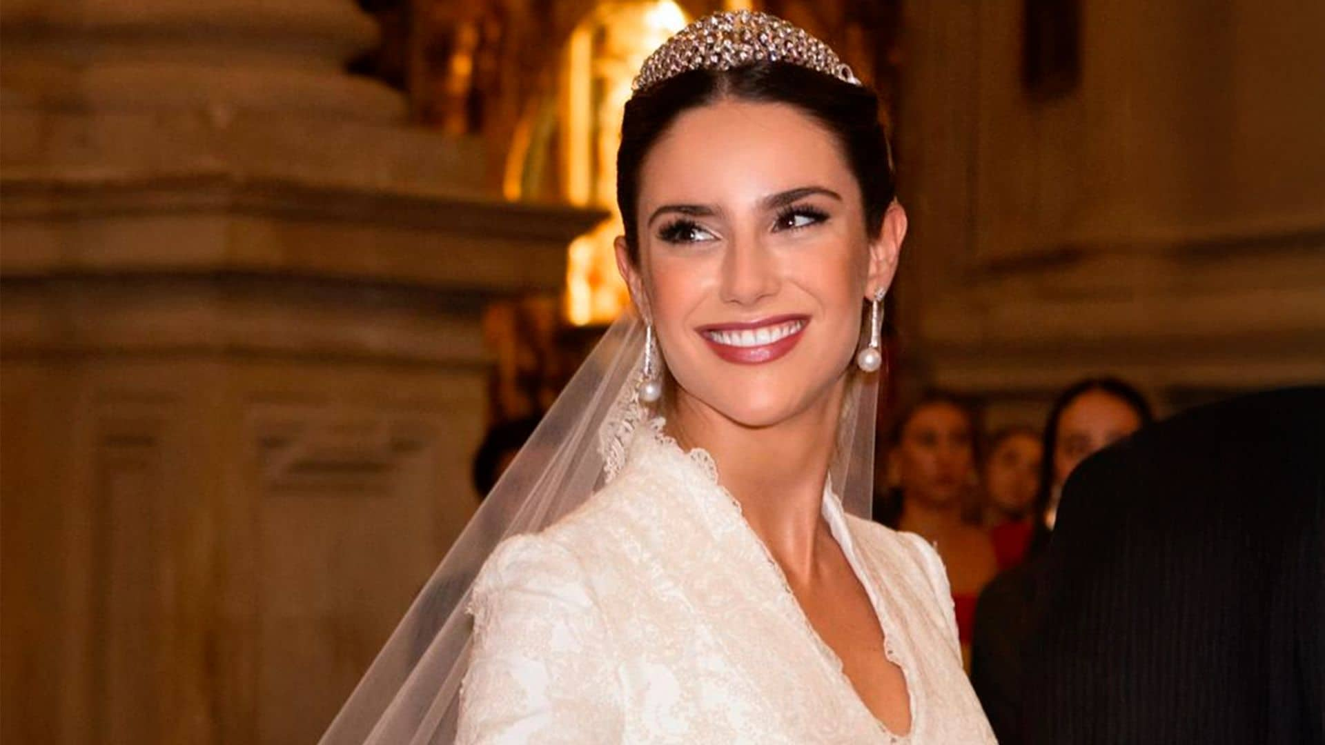 Los mejores peinados de novia para melenas medias y largas si vas a llevar tiara o diadema