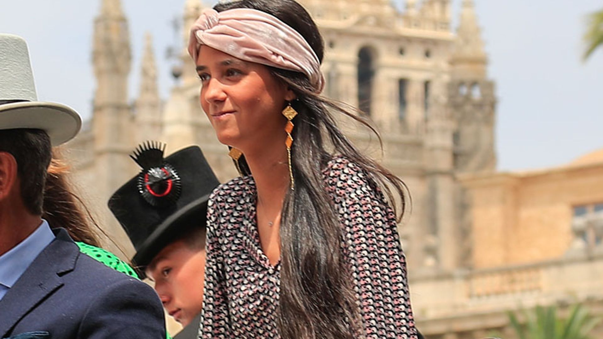 Con turbante y los accesorios que más repite: el revelador estilo de Victoria Federica en Sevilla