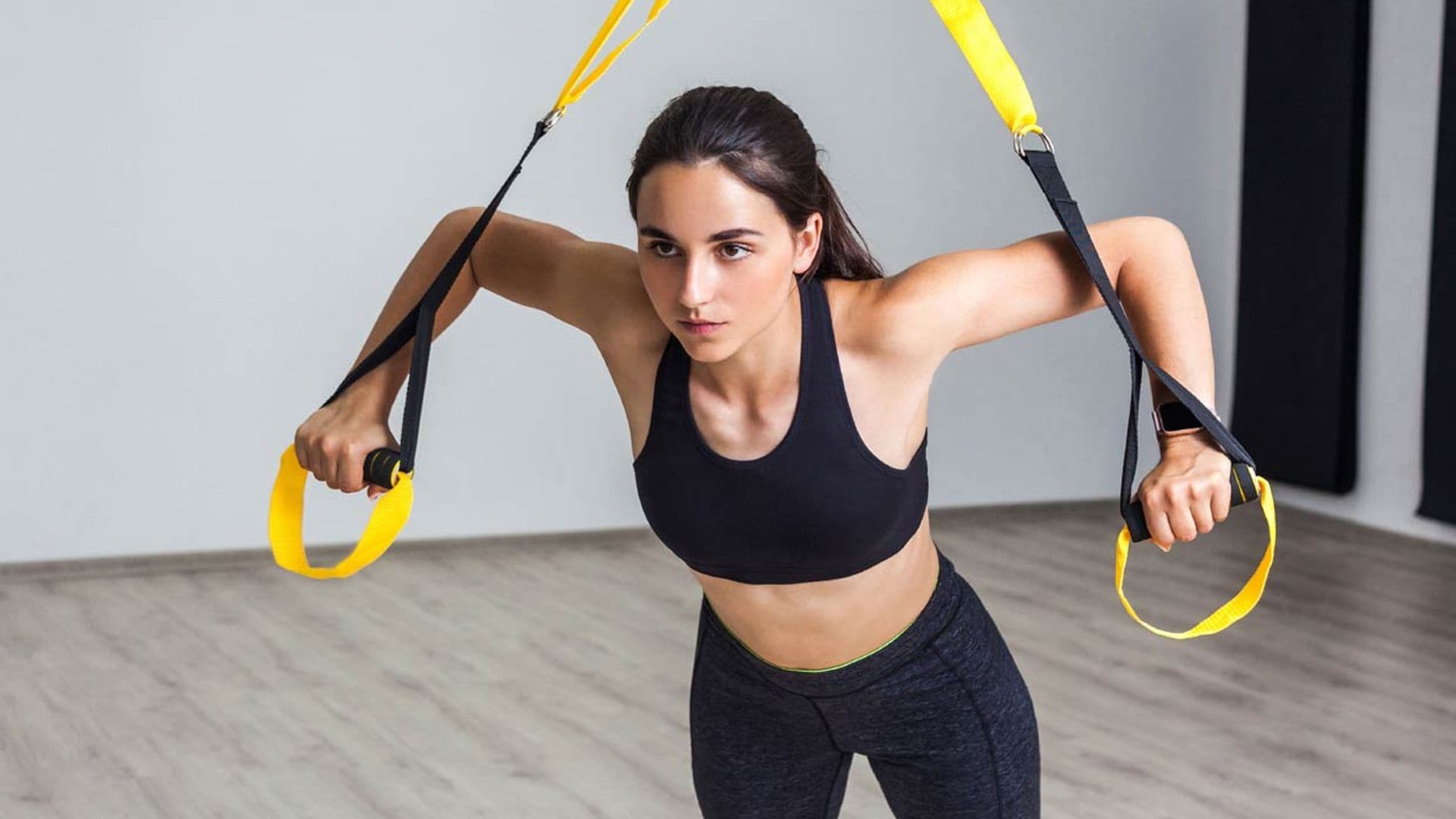 Apunta estos 10 ejercicios de Pilates en suspensión con TRX