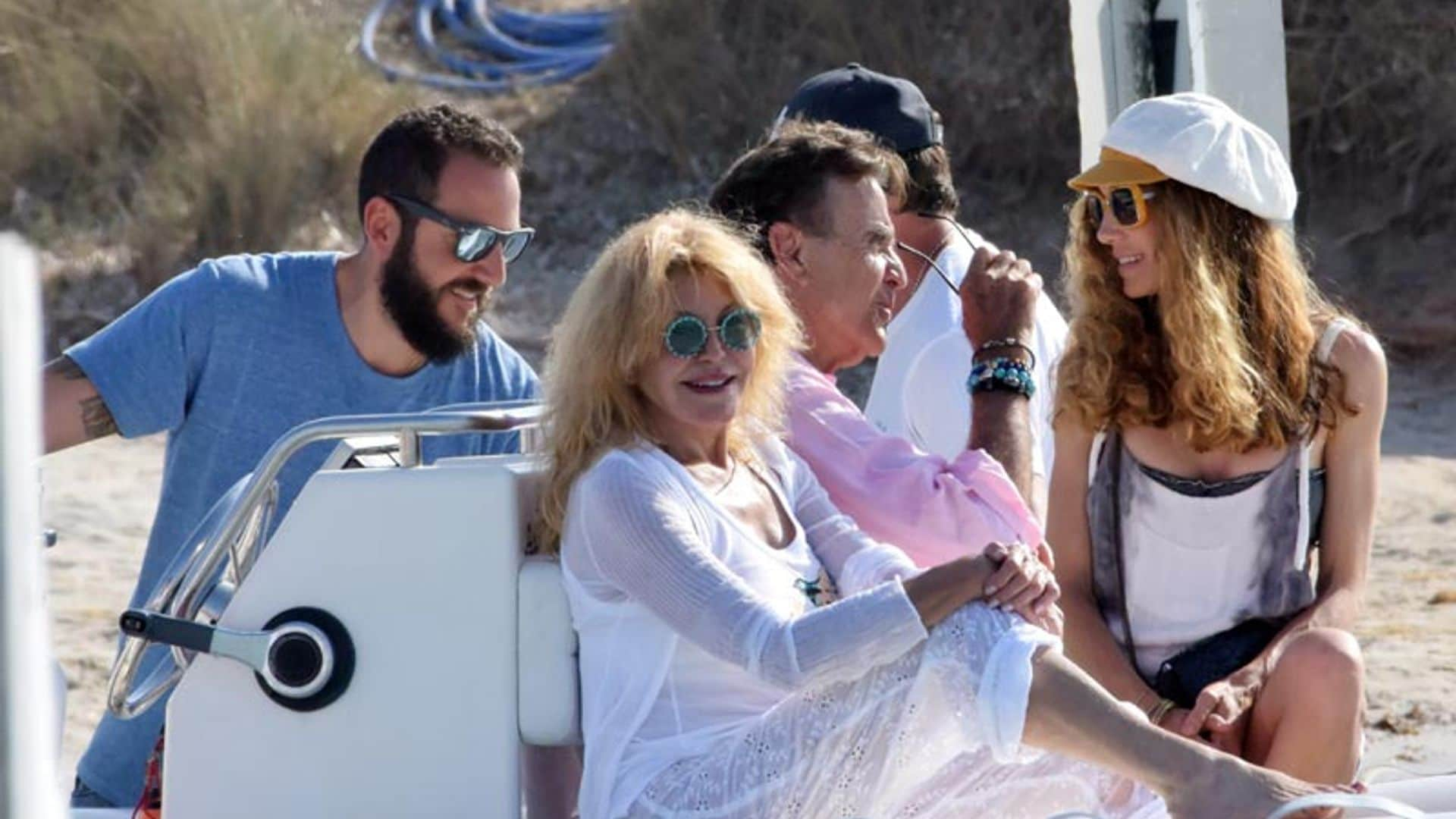 La Baronesa Thyssen presume de familia numerosa en Ibiza