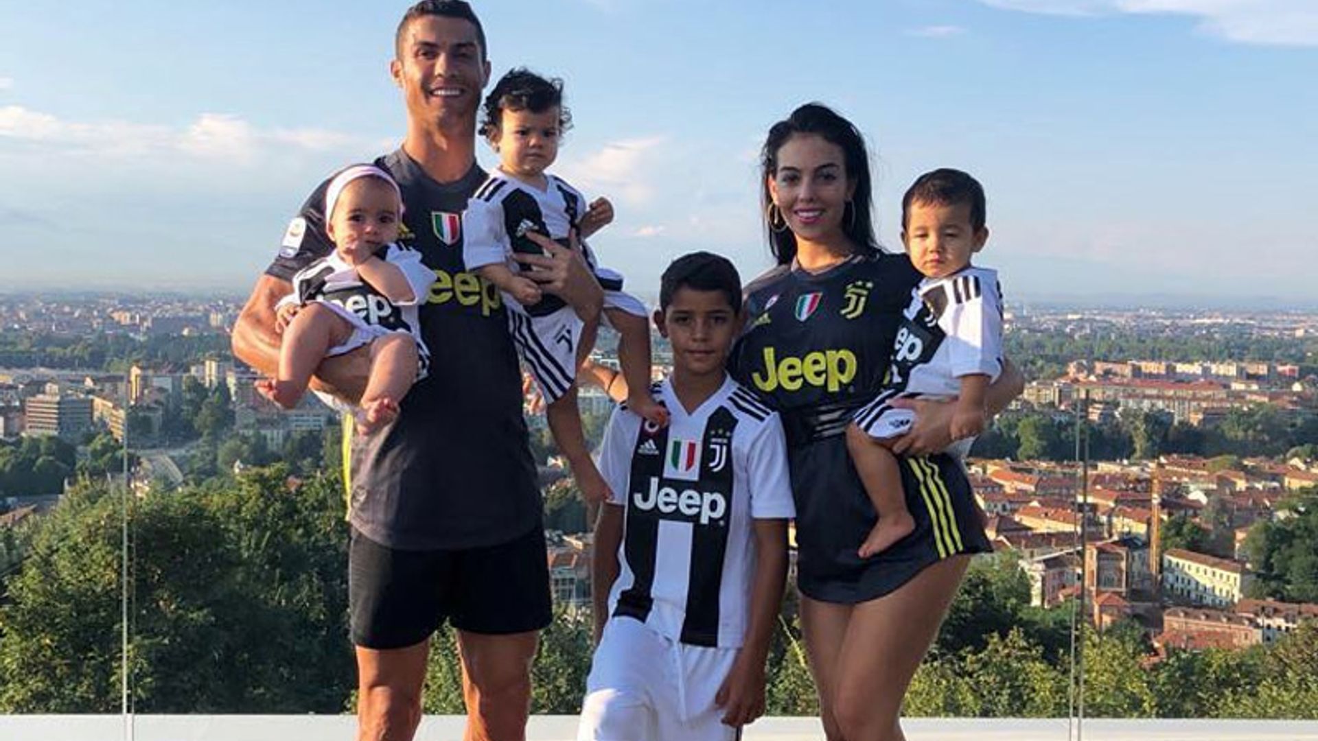 Georgina Rodríguez y Cristiano Ronaldo presumen de familia y de nuevo equipo