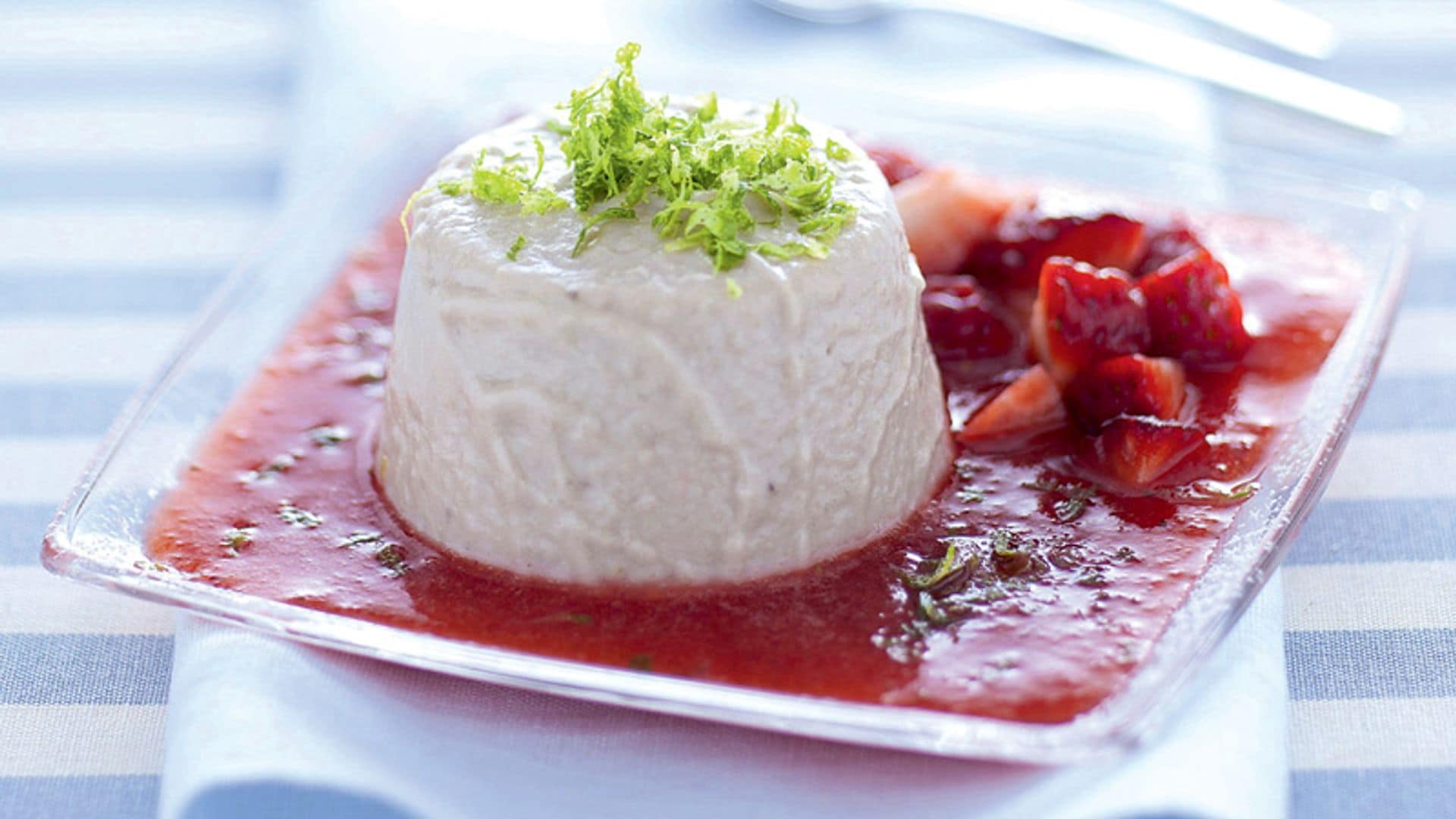 Flan de queso fresco con sopa de fresas