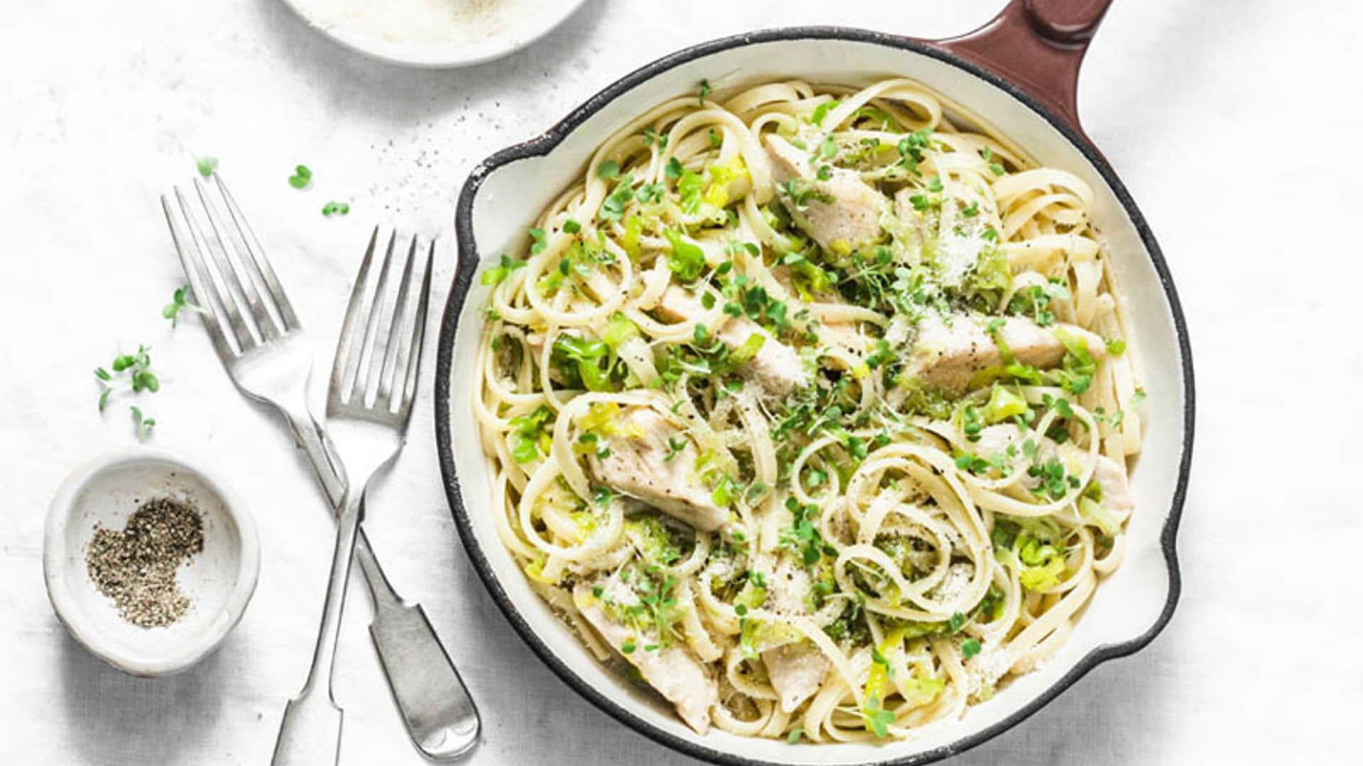 'Linguine' carbonara con pollo y puerro