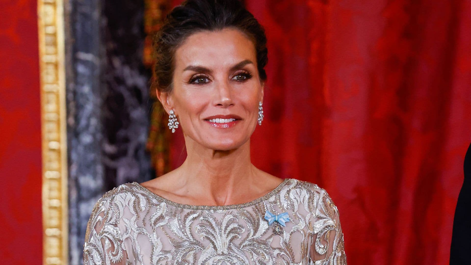 Sin tiara pero deslumbrante, doña Letizia sorprende con un vestido de bordados metalizados