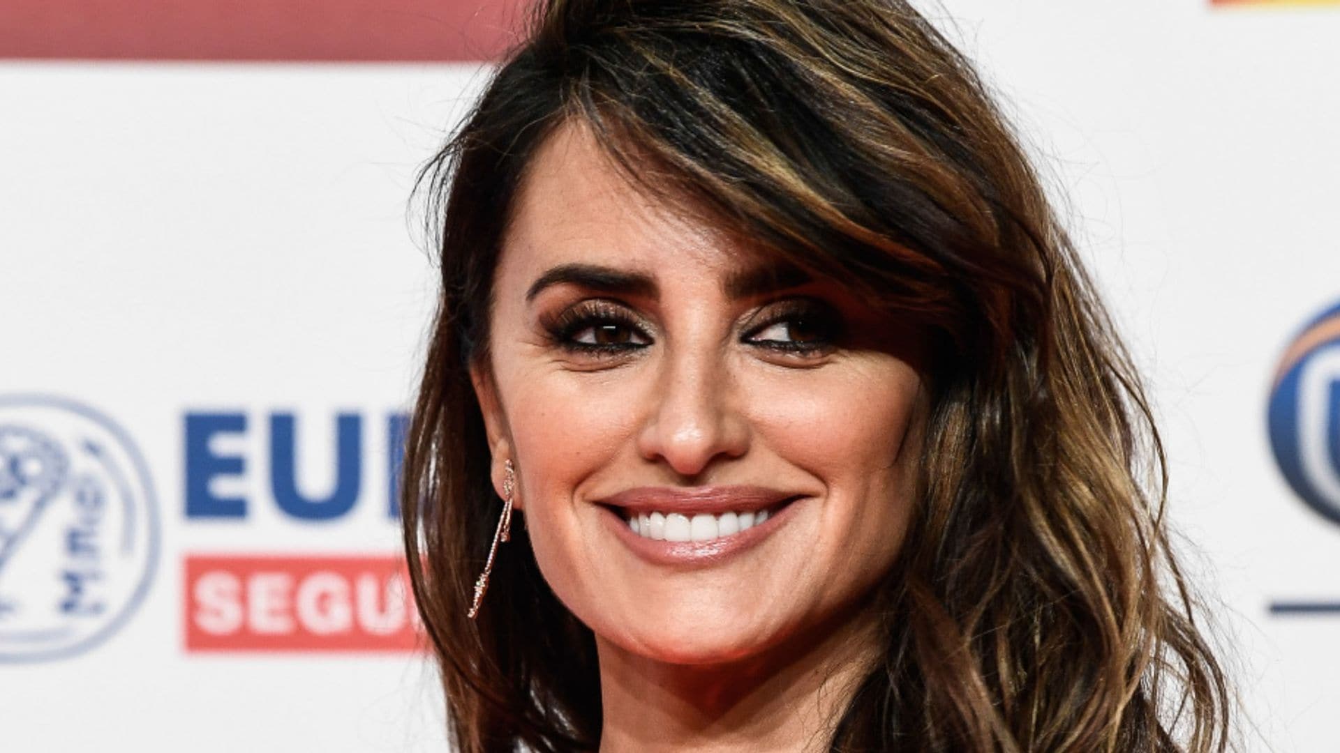 Penélope Cruz deslumbra vestida por el diseñador favorito de la realeza