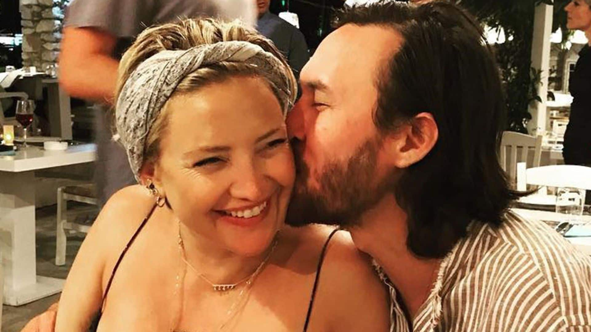 Kate Hudson luce embarazo durante sus vacaciones en familia por las islas griegas