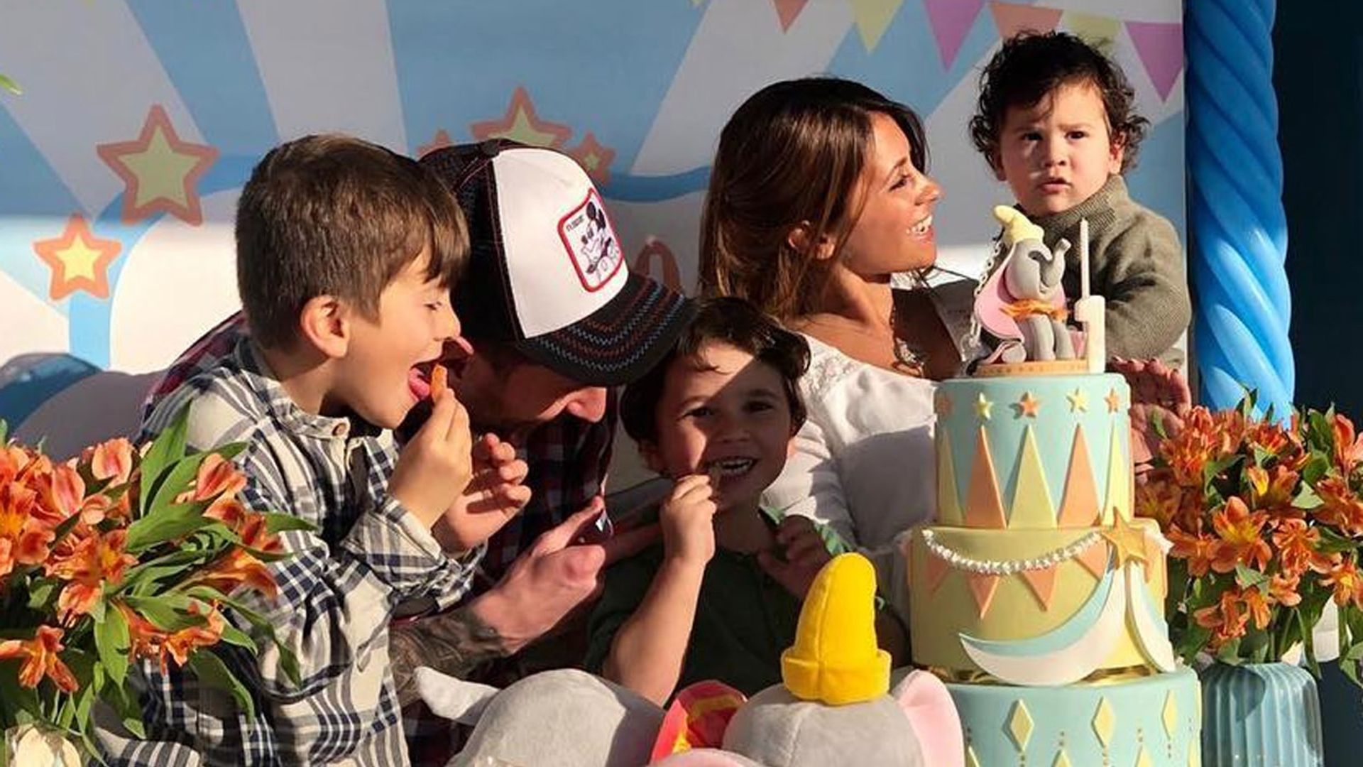 Con muchos globos y una gran tarta de Dumbo: así fue el cumpleaños de Ciro, el hijo pequeño de Leo Messi y Antonela Roccuzzo