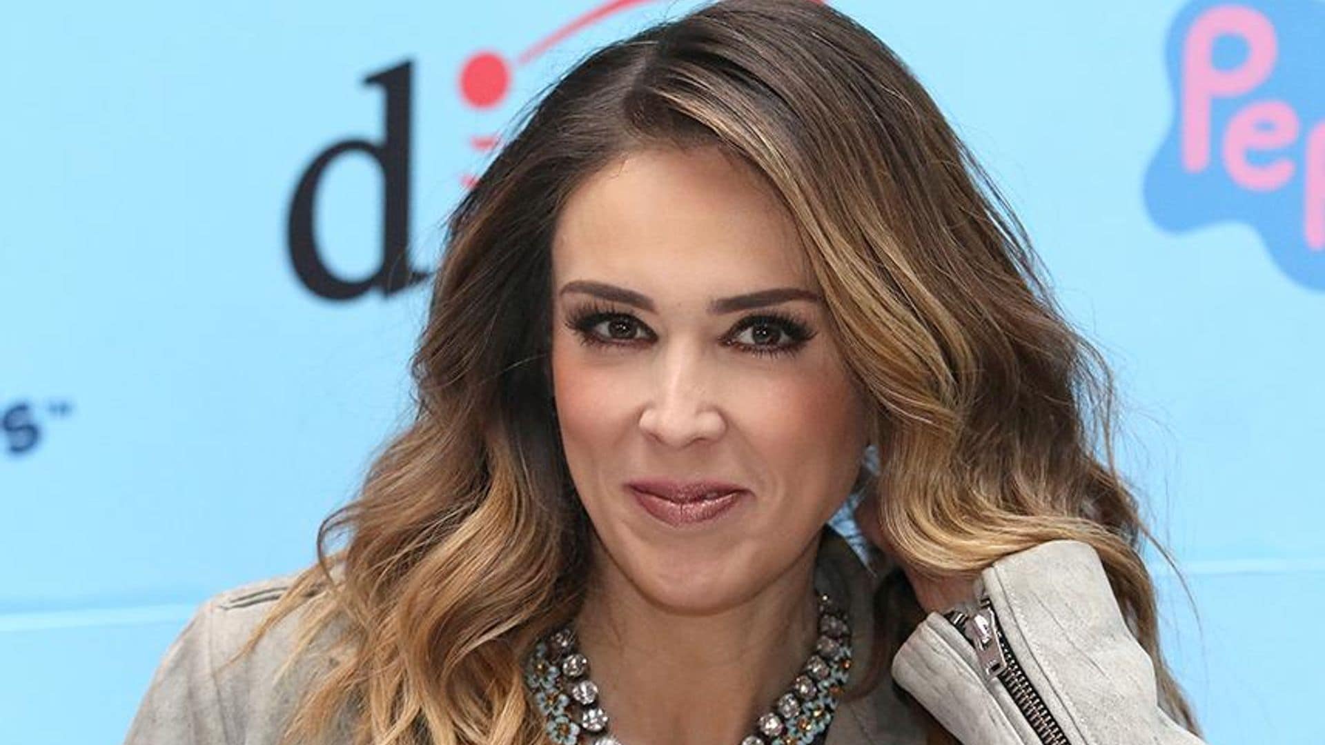 ¡Las mejores enfermeras! Jacky Bracamontes se deja consentir por sus hijas