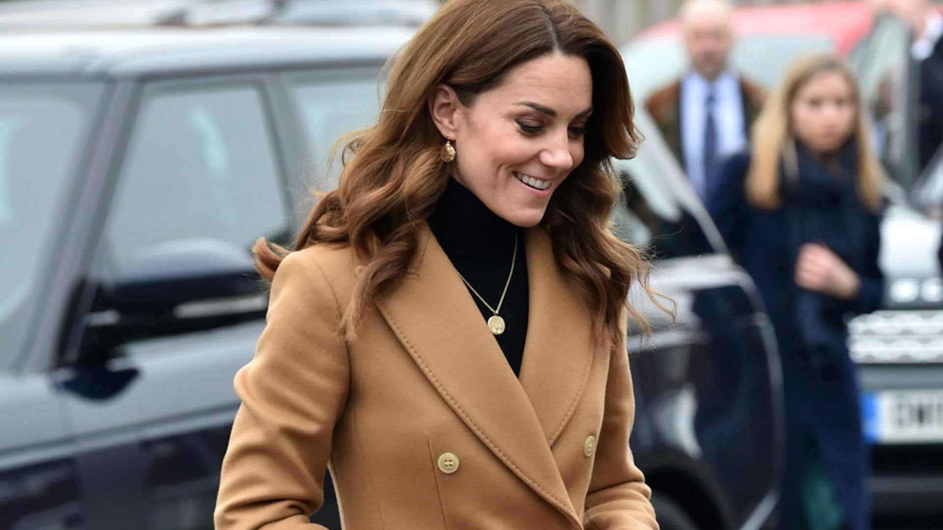 Kate Middleton estrena una falda de Zara de 8 euros en un look con inspiración 'Meghan'