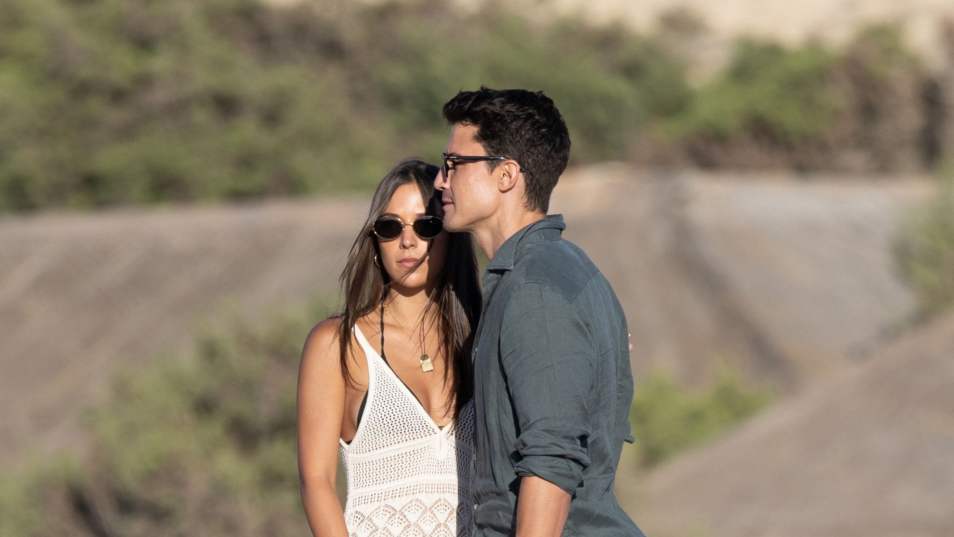 Álex González y Camila Rojido dan un paso más en su relación y presumen de amor por las playas de Ibiza