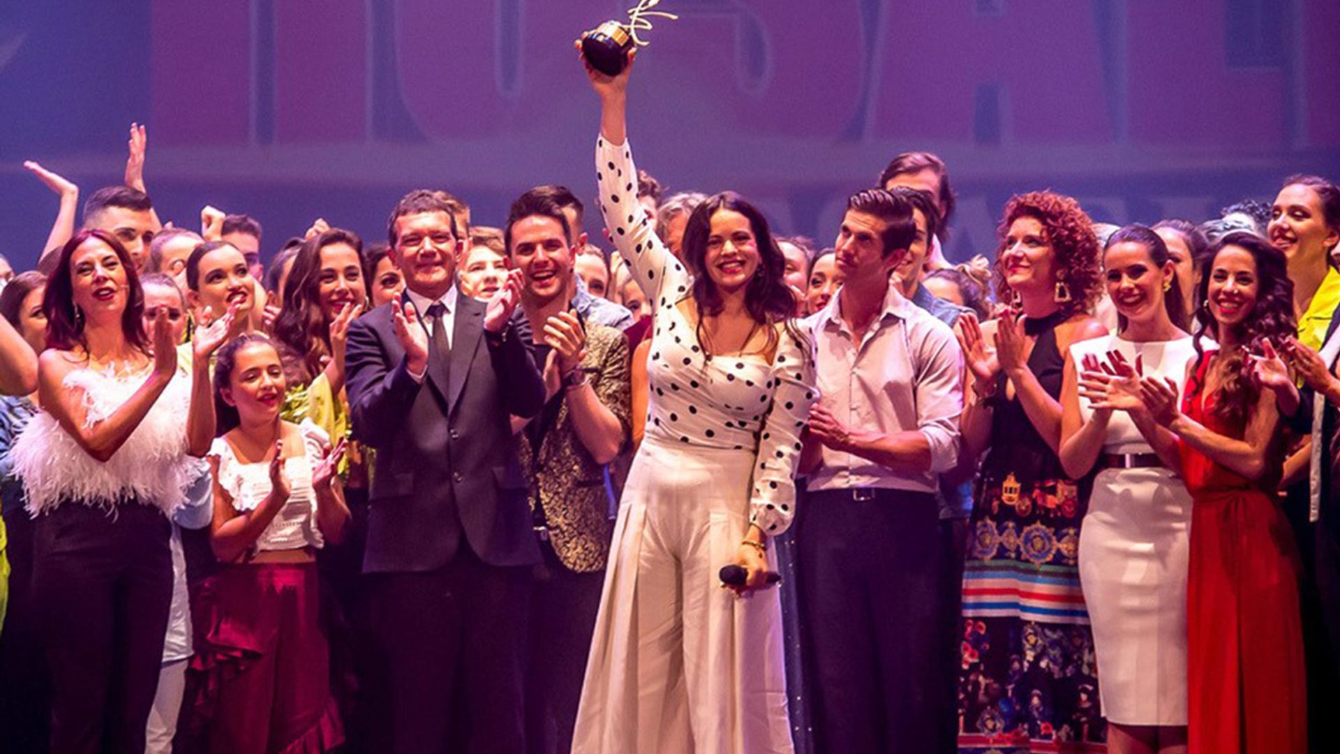 La emoción de Rosalía al recibir el premio Antonio Banderas de manos del actor