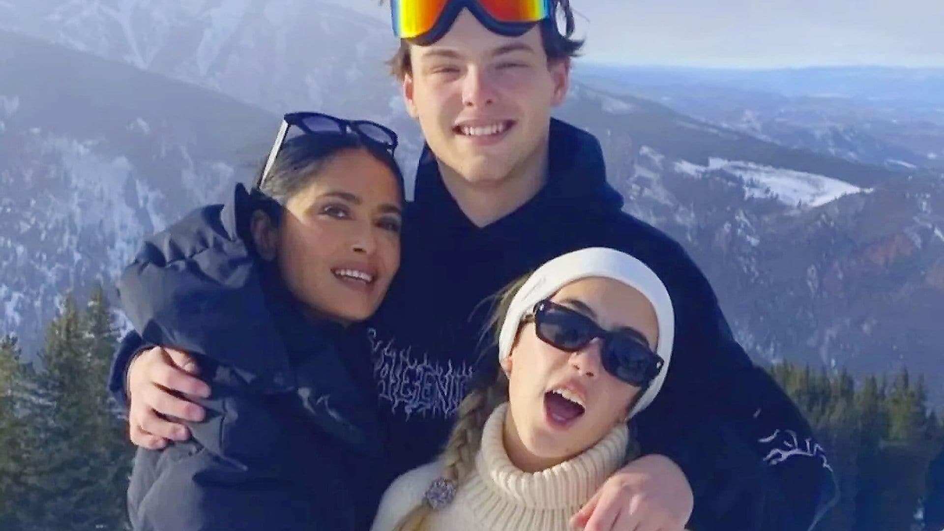 La reacción de Linda Evangelista al ver a su hijo de vacaciones con Salma Hayek y su hermanastra