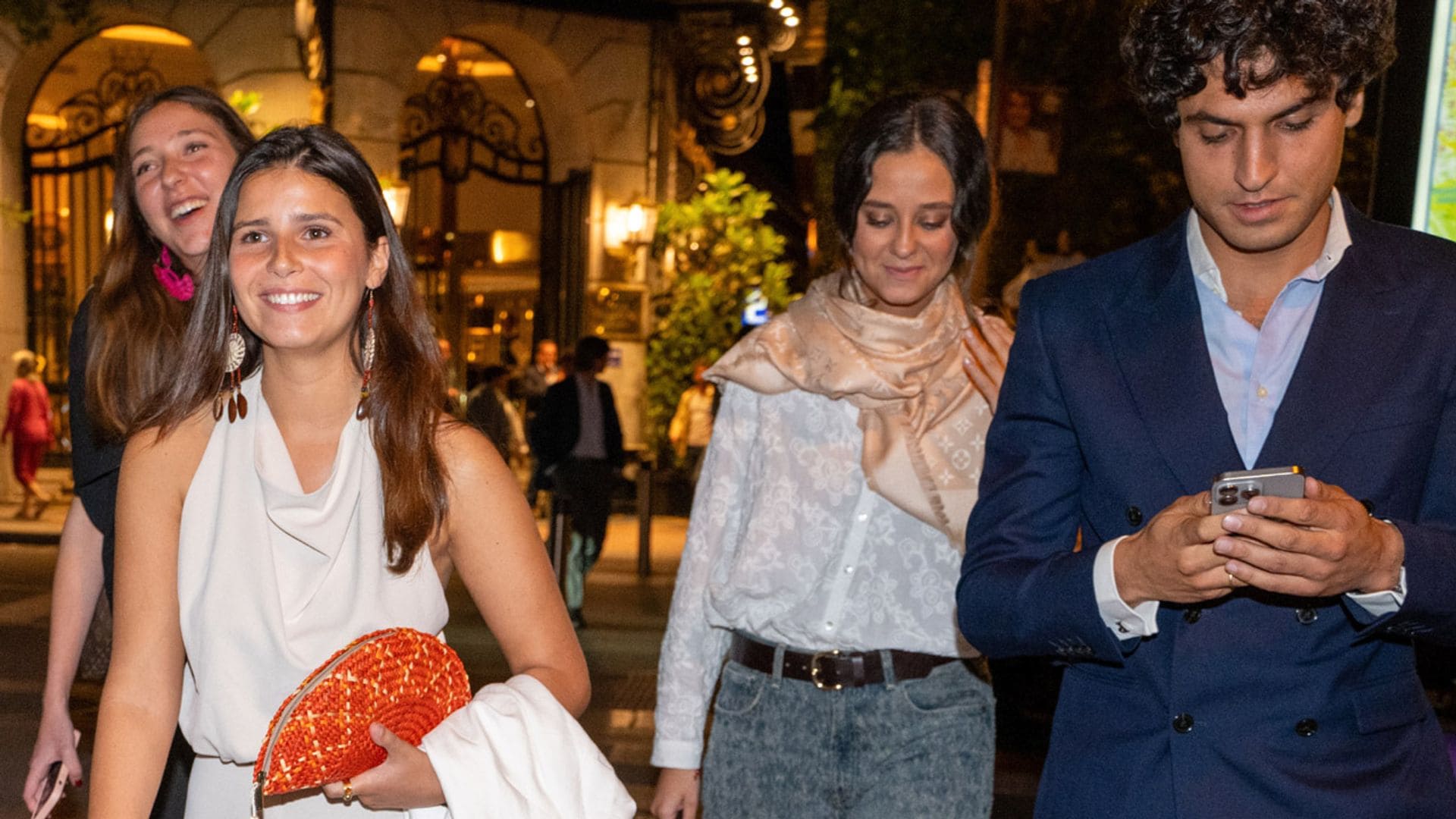 Victoria de Marichalar y Cayetana Rivera disfrutan de la noche madrileña con el torero Roca Rey