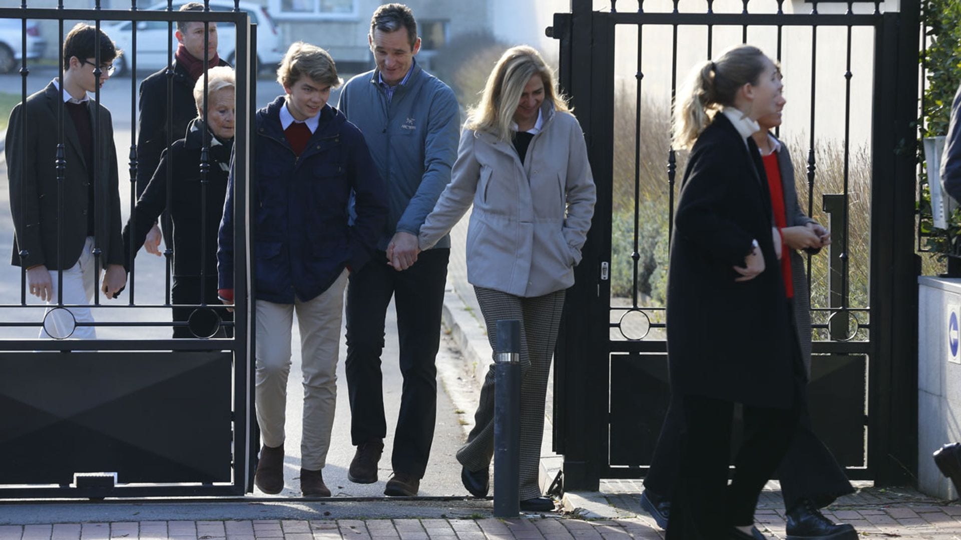 Iñaki Urdangarin, arropado por toda su familia, disfruta de un paseo por Vitoria