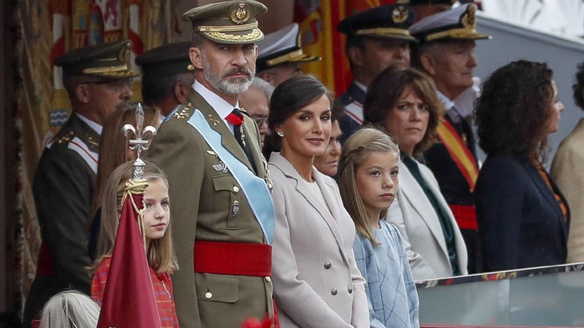 Los Reyes presiden el desfile de la Fiesta Nacional, antes de viajar a Mallorca para visitar las zonas afectadas por la riada