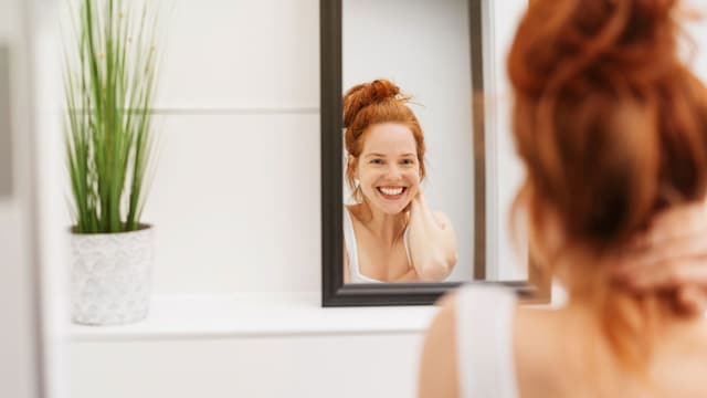 mujer sonrisa espejo