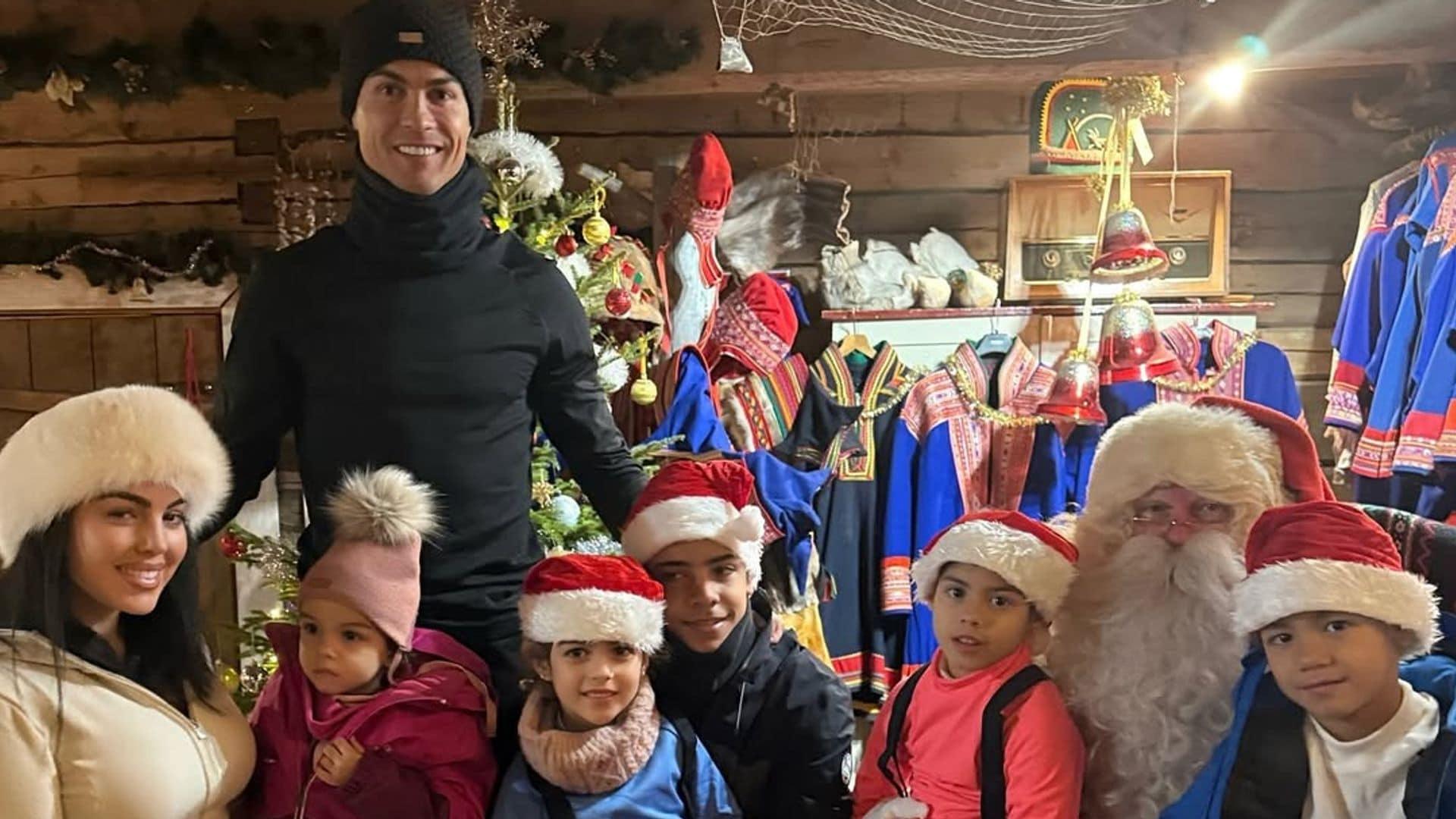 Los hijos de Georgina y Cristiano, sorprendidos por Papá Noel: no te pierdas su reacción