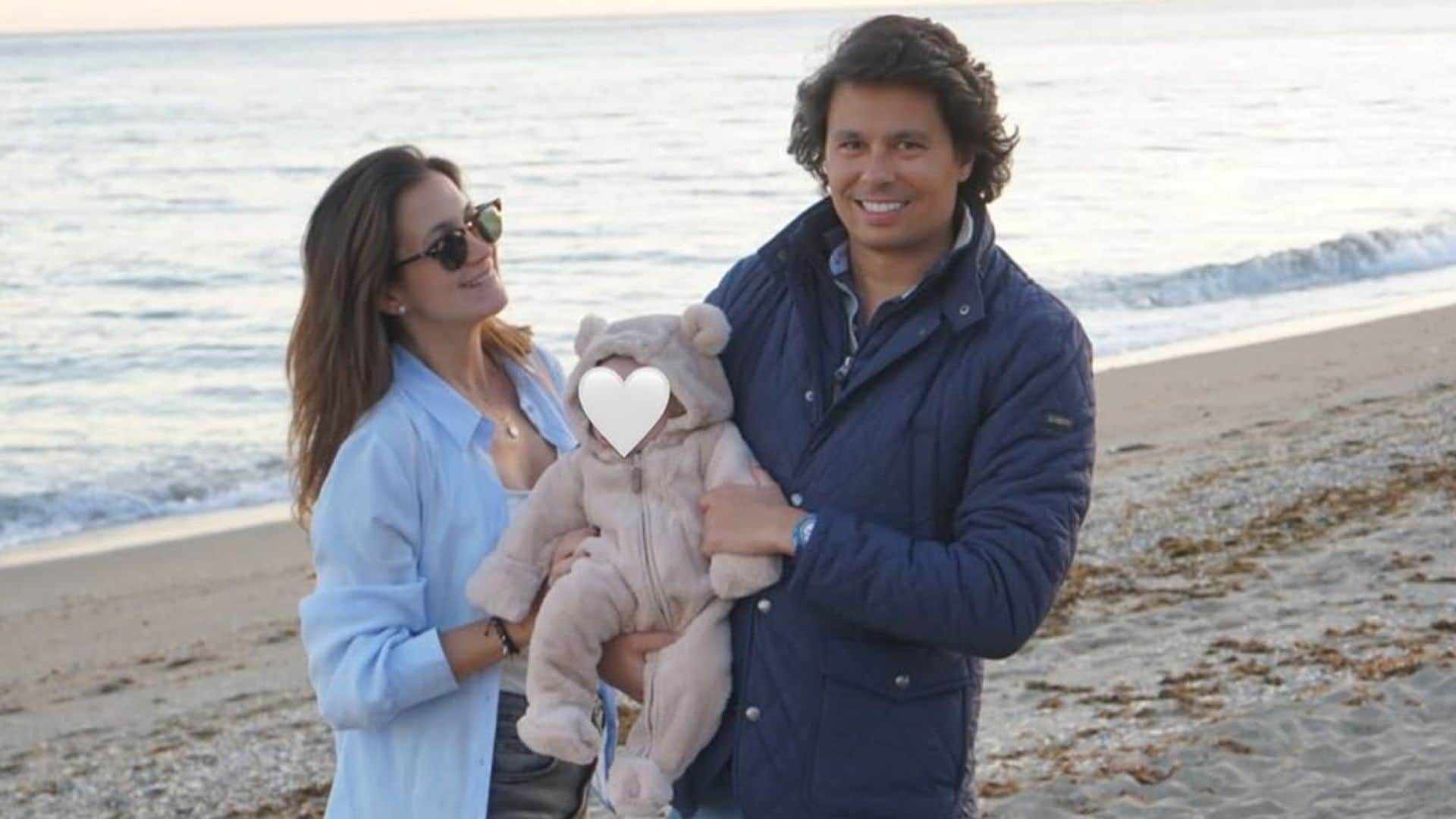 Álvaro Castillejo y Cristina Fernández abren su álbum de fotos en Marbella con su hijo Nicolás