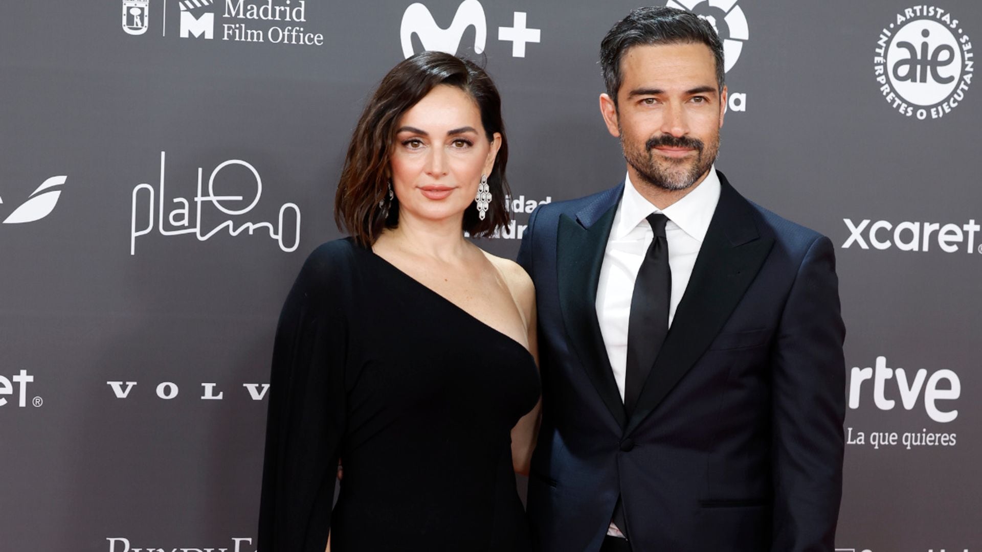 Alfonso Herrera, el inolvidable Poncho de 'Rebelde', hace oficial su relación sentimental en los Premios Platino