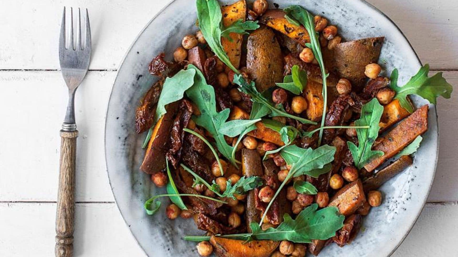 Ensalada templada de boniato, garbanzos y rúcula