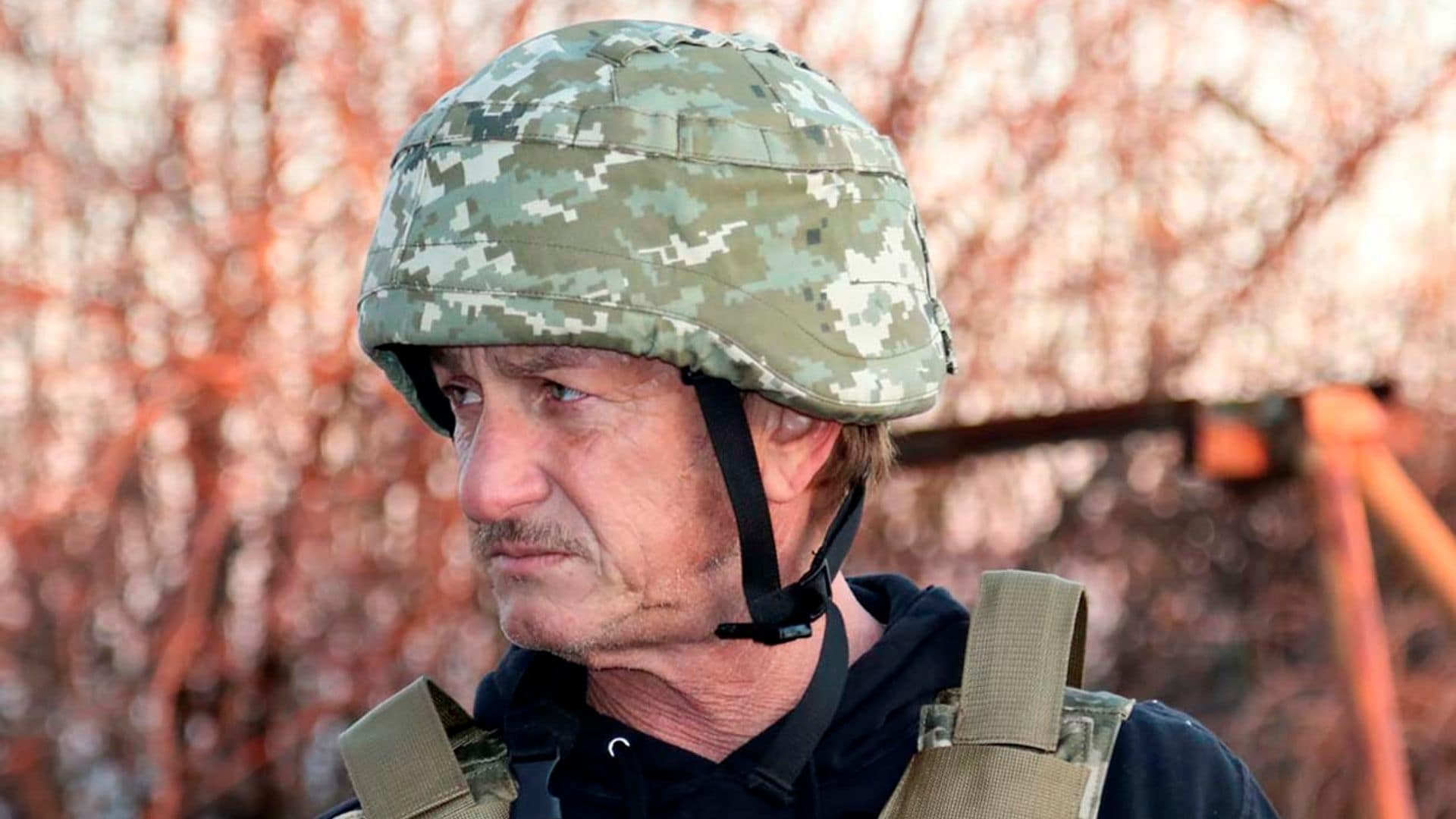 Sean Penn abandona Ucrania a pie y con su equipaje a cuestas junto al resto de refugiados