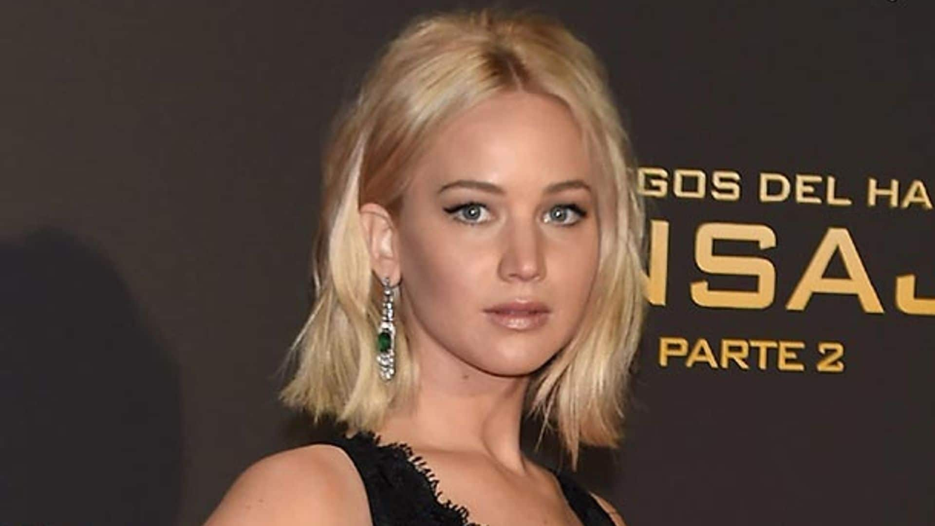 Jennifer Lawrence sufre uno de sus tropiezos de alfombra roja en Madrid