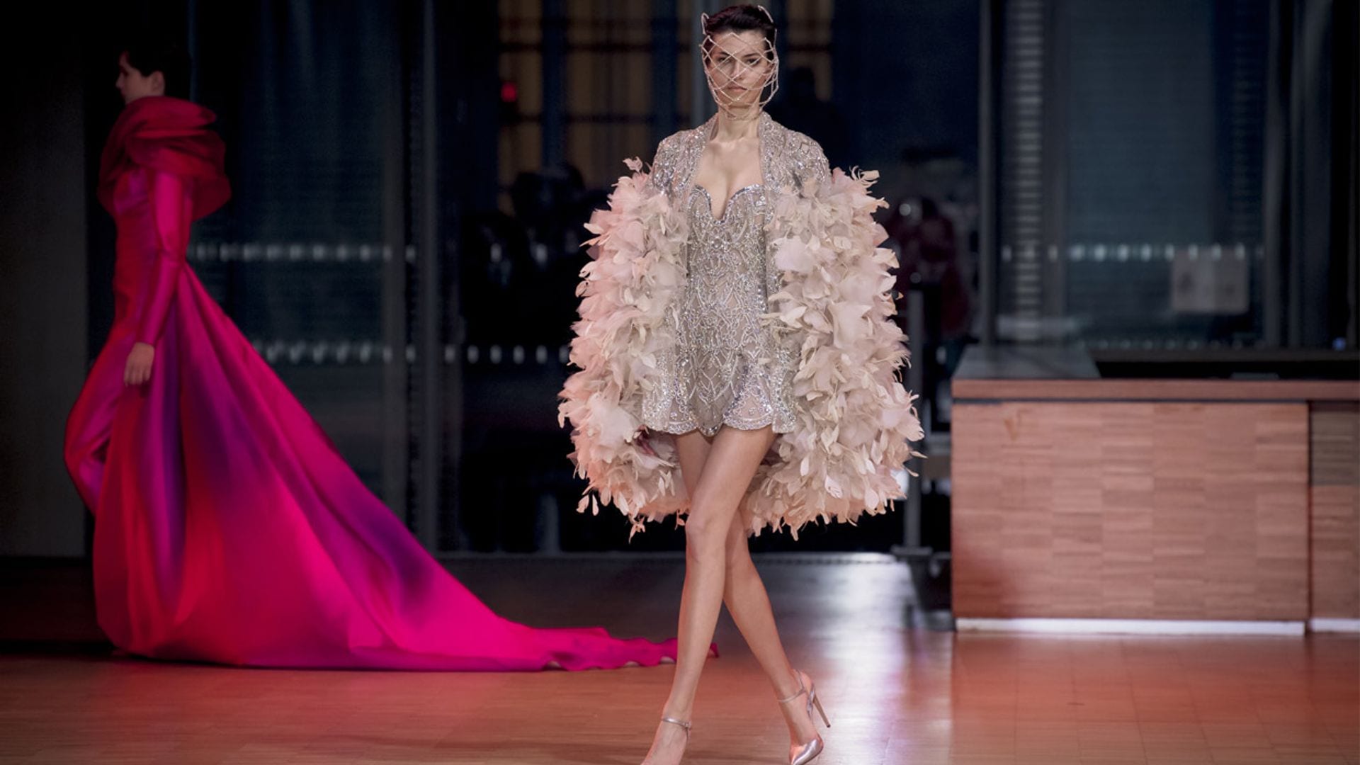 La magia de Elie Saab triunfa una vez más en París con su colección más optimista