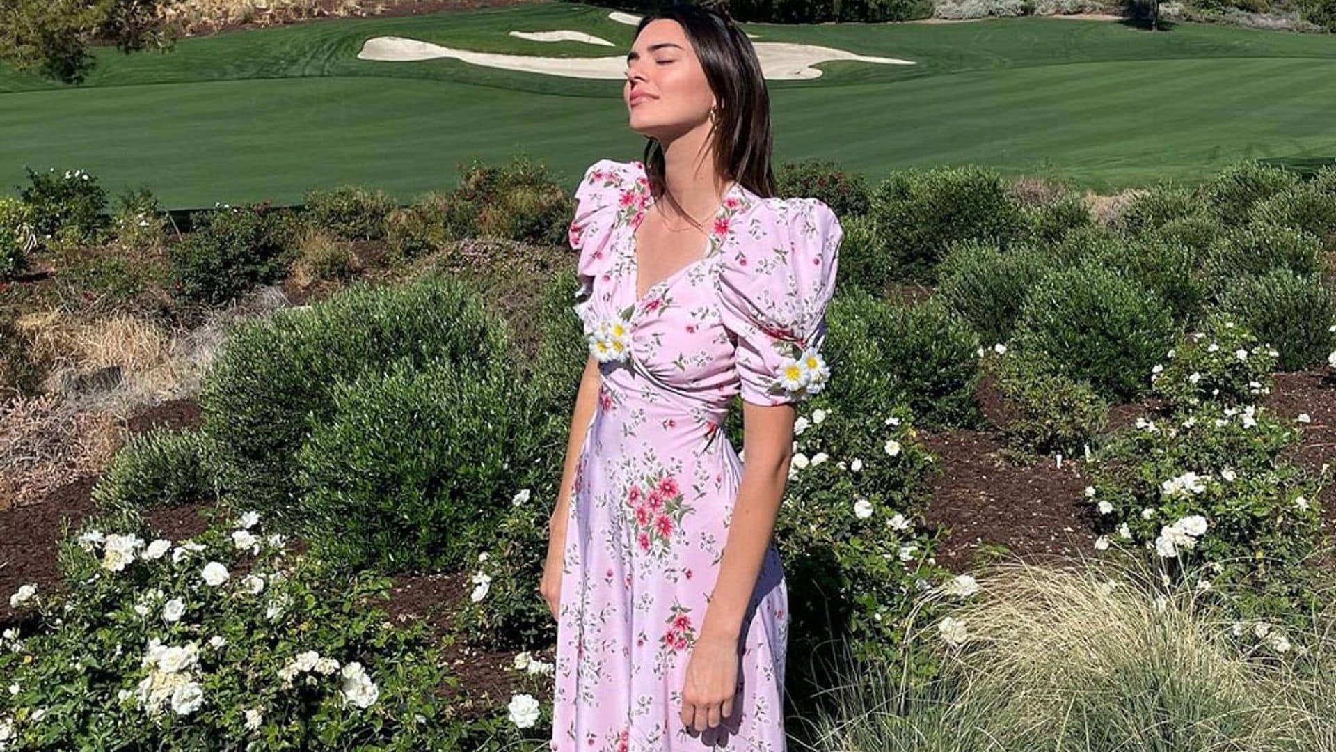 El vestido 'Bridgerton' de Kendall Jenner y su conexión de estilo con Selena Gomez