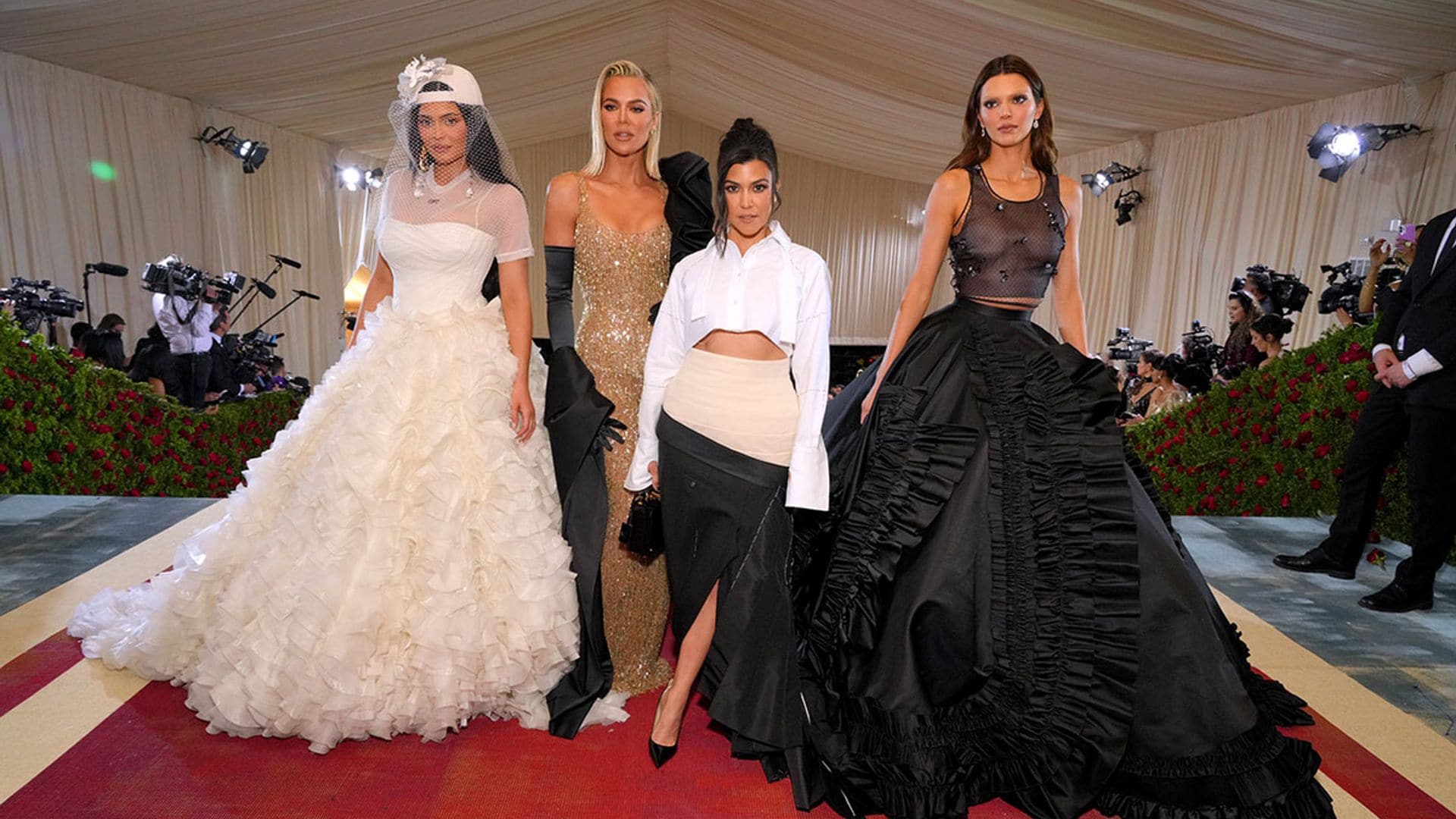 Khloé y Kourtney Kardashian -con todo y Travis Barker- debutan en la MET gala