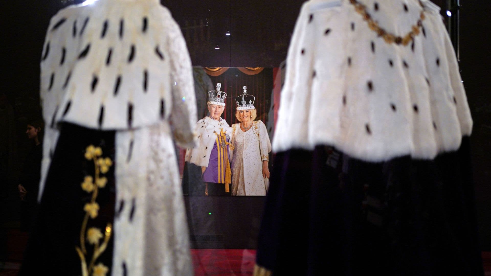 La exposición más regia llega al Palacio de Buckingham: la ropa y objetos de la coronación de los reyes Carlos y Camilla, a la vista de todos