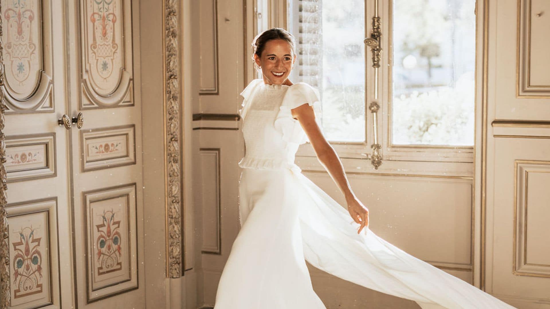 La historia del vestido de novia de Pilar con chaleco desmontable para su boda en El Puerto de Santa María