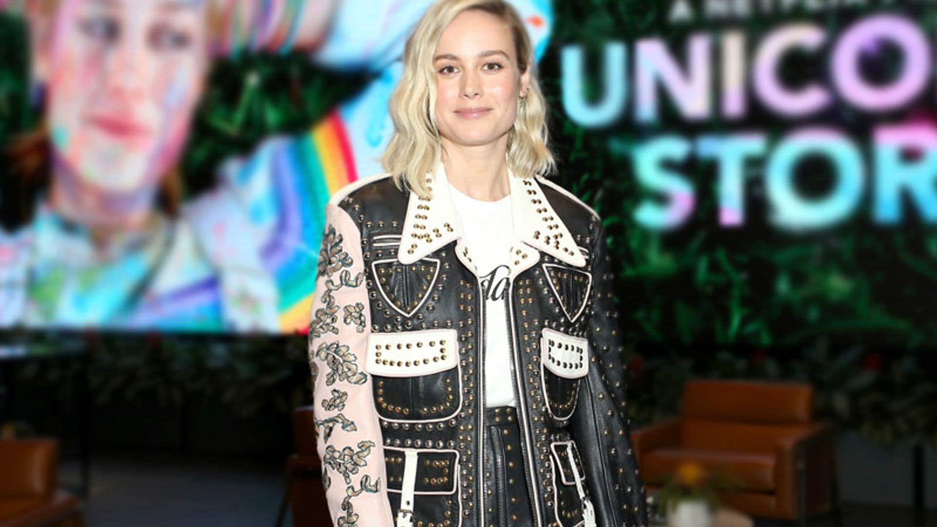 Palabra de Brie Larson: la falda 'midi' de cuero es el relevo del pantalón negro