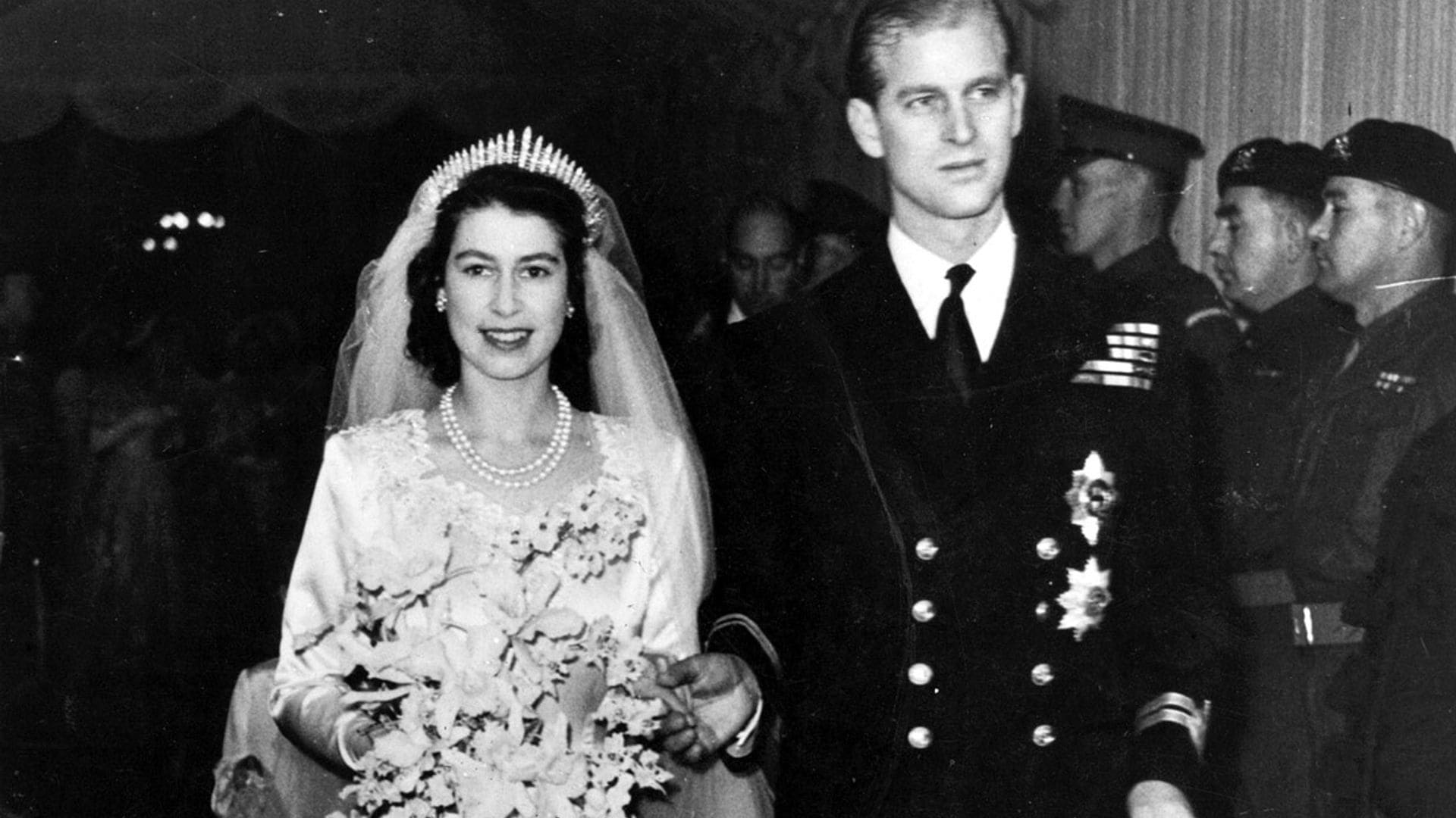 Los detalles del fabuloso vestido de novia que lució Isabel II hace 73 años