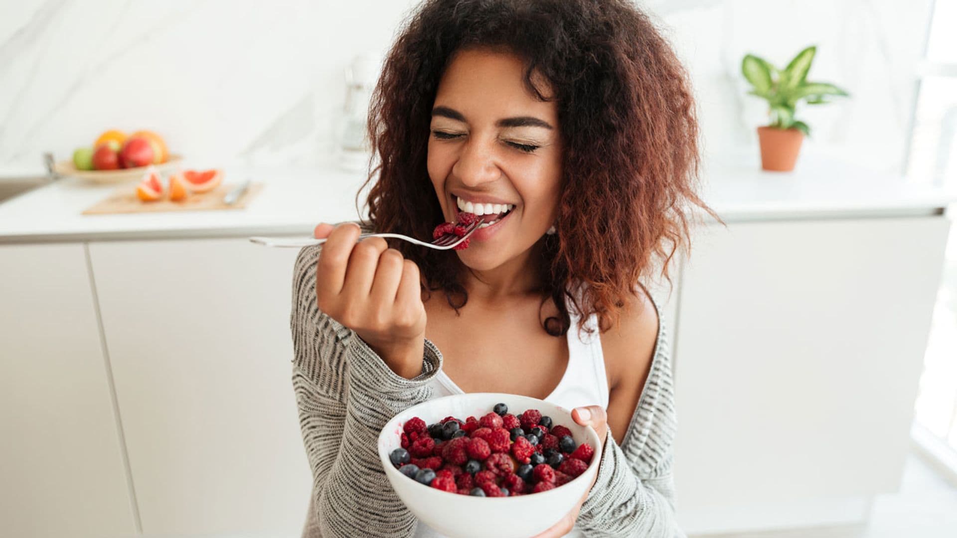 mujer frutos secos