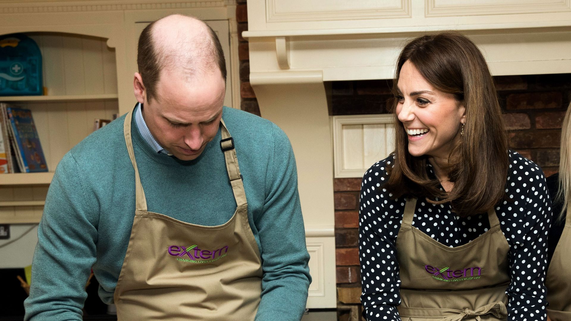 El príncipe Guillermo y Kate Middleton cocinando