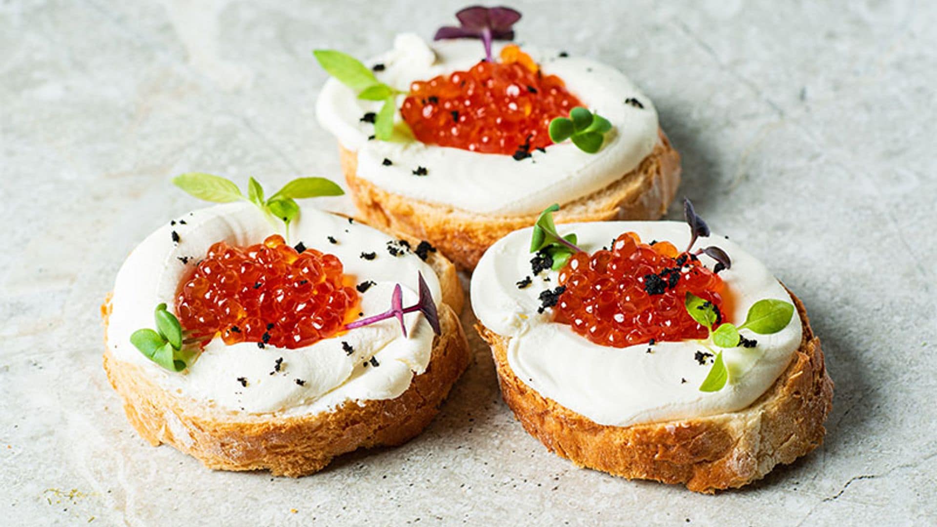 Canapés con burrata, huevas y germinados