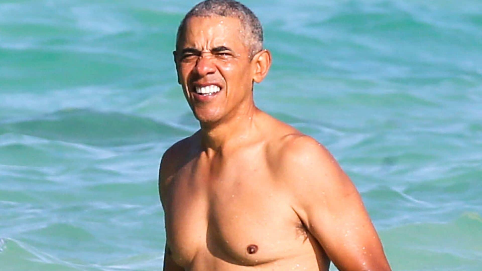 Barack Obama muestra su cuerpo presidencial mientras disfruta en Hawái con la familia