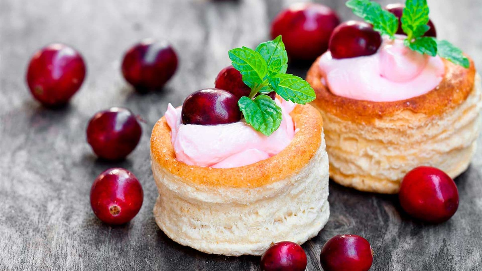 Volovanes con crema de fresa y arándanos