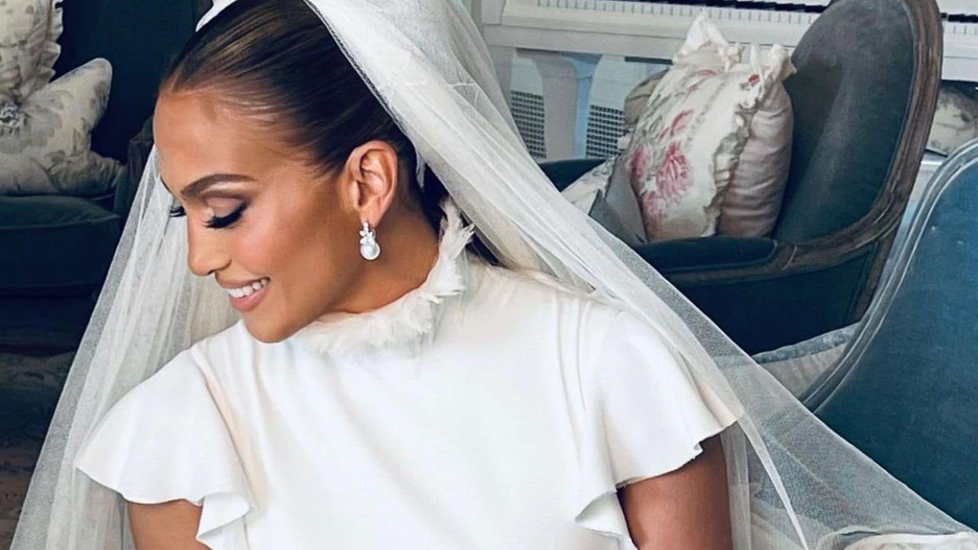 Los accesorios del look de Jennifer Lopez para su soñada ‘boda blanca’ con Ben Affleck