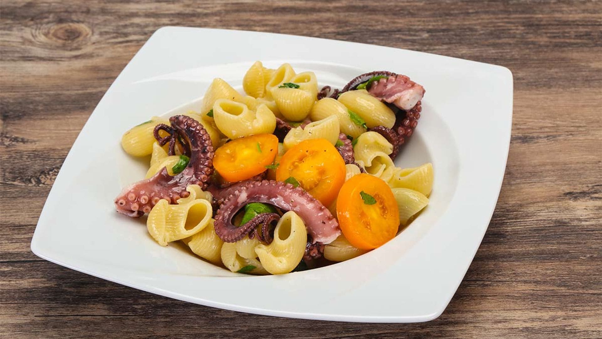 Coditos de pasta con pulpo y tomatitos amarillos