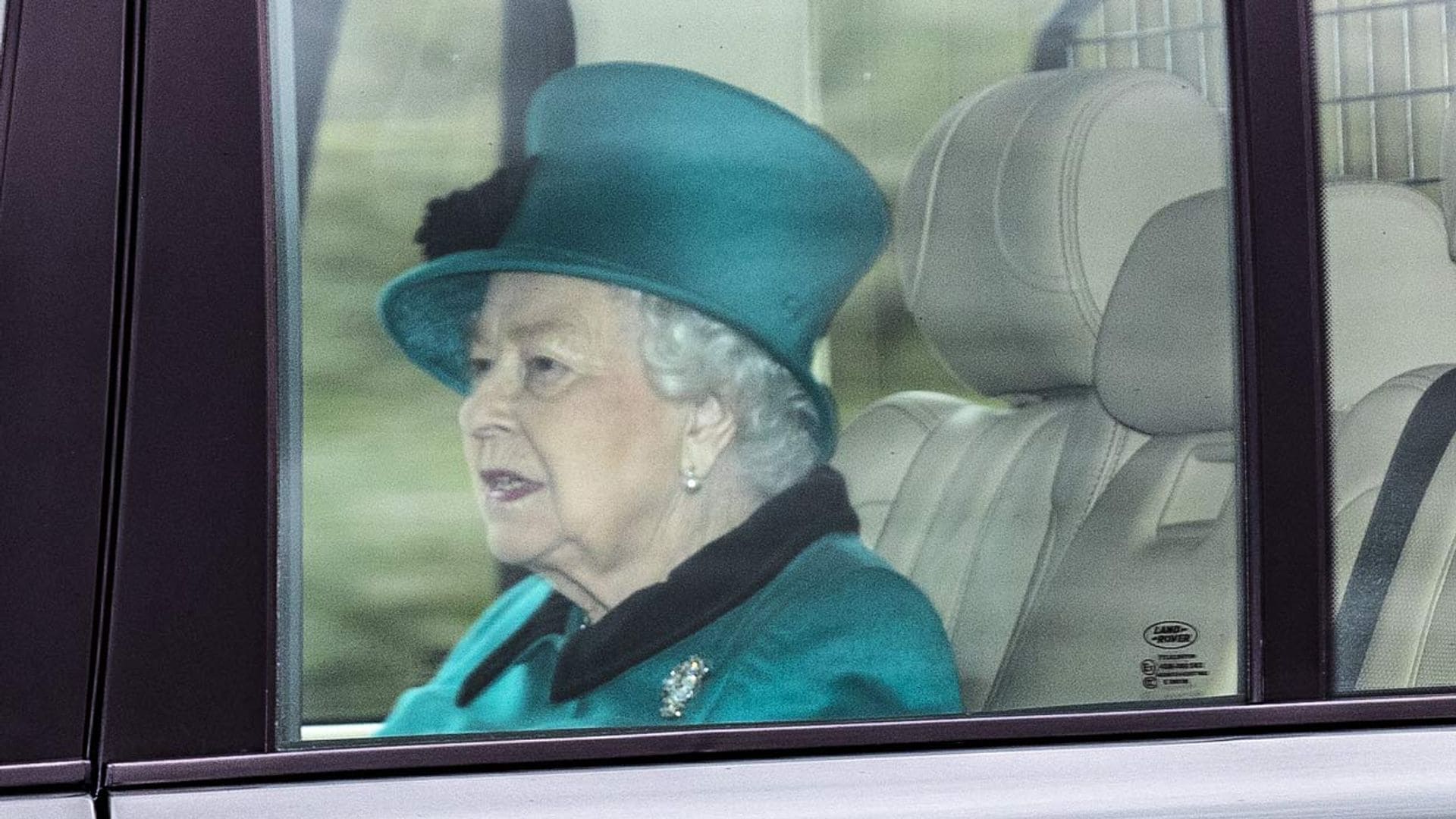 La reina Isabel II pone rumbo a Windsor, una semana antes de lo previsto, para sus vacaciones de Pascua