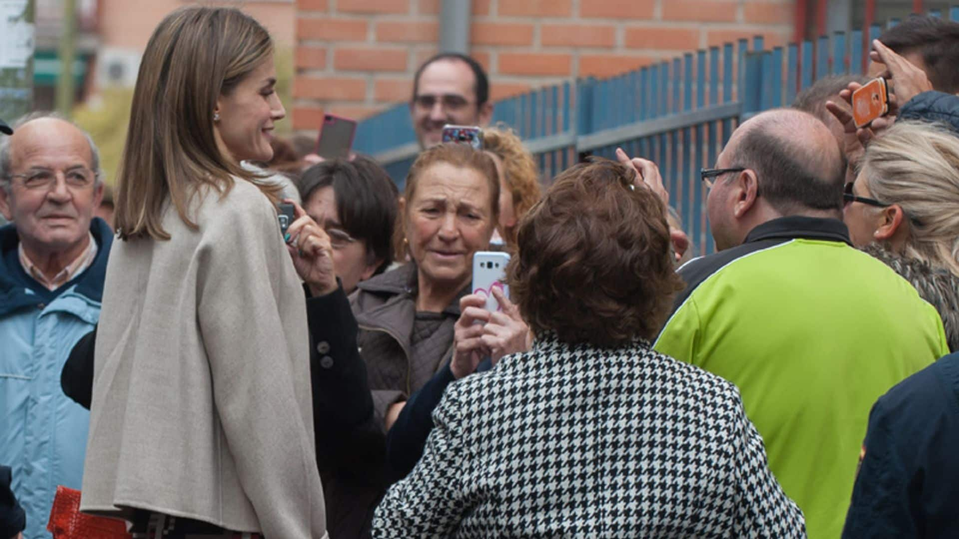 Entre saludos y 'selfies', doña Letizia revoluciona un barrio de Madrid