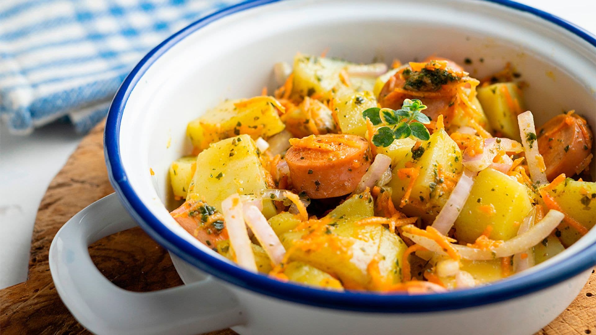 Ensalada alemana de salchichas y patatas