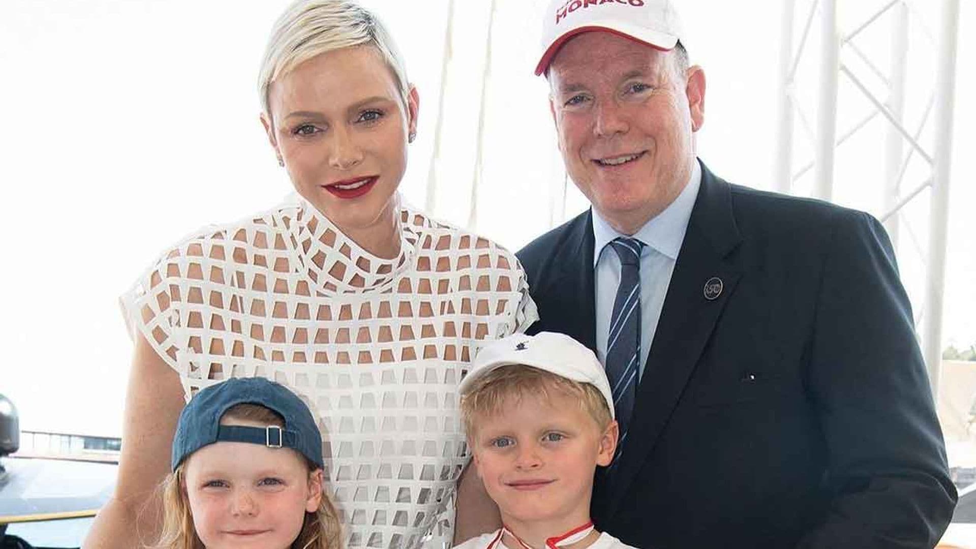 Jacques y Gabriella de Mónaco reciben una medalla bajo la orgullosa mirada de sus padres