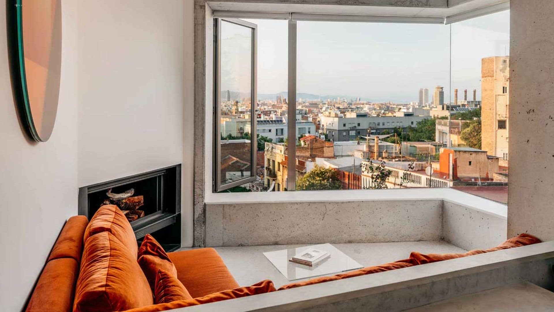 La reforma integral de un garaje para convertirlo en una casa moderna con vistas a Barcelona