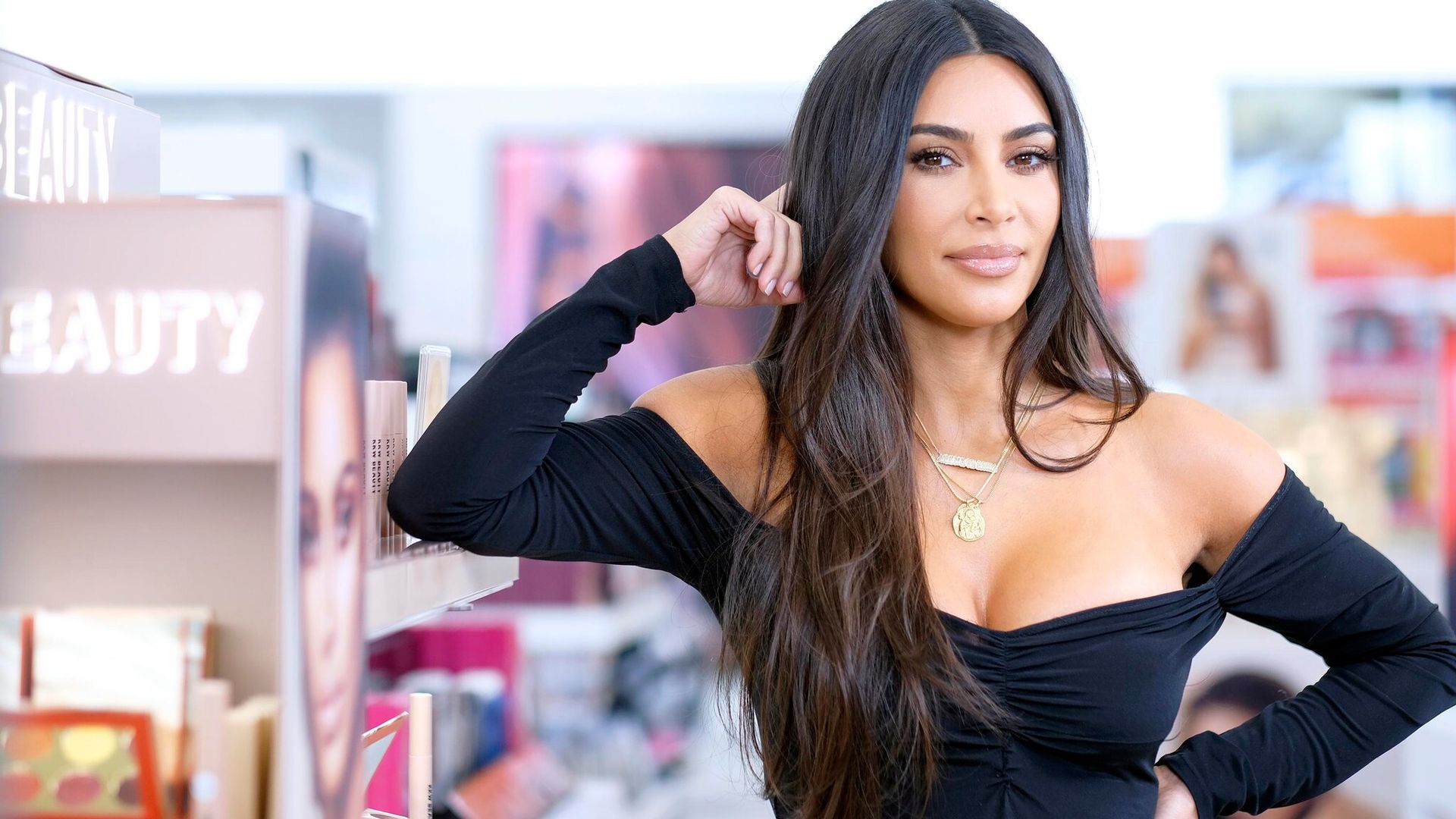 Los 10 pasos de Kim Kardashian para un maquillaje casual y glamuroso