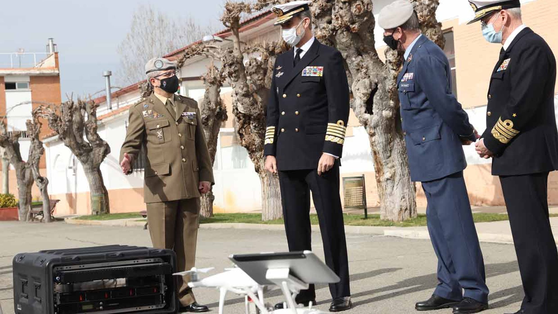 Don Felipe conoce el día a día de las Fuerzas Armadas en materia de ciberataques